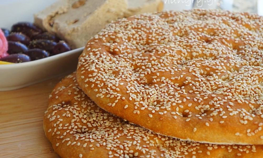 Φθιώτιδα: Έφτιαξαν λαγάνα - γίγας 150 κιλών με μήνυμα για την Ουκρανία